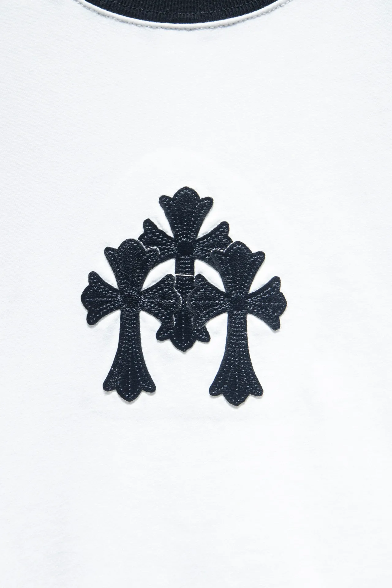 P178 🆕Chrome Hearts os version is really charming and Chrome Hearts is really a must-have. Each season's new version is made to the extreme. It is very practical and can be worn casually. Nice✔️ - ⚠️100% cotton. It is made of 32-count double yarn, 260-gram weight fabric and imported knitted carded cotton. It has moderate thickness, drape and contour, and the upper body is comfortable! ! It is very tolerant to fat body types and can instantly lose five pounds after wearing it!  Front panel #Back panel Simple elements# Artistic arrangement of English letters. Imported Tajima high-density heavy-duty embroidery technology. The fonts are three-dimensional and full. The letters are embroidered by imported machines after adjusting according to the original details. The thickness is moderate. The hardware is imported hardware accessories. Handmade elements are added to the body, which greatly increases the interest of the clothing; unique visual effects. After special fraying effect treatment, a unique distressed effect is formed. An irregular hem is added to the version. This year, Crow Heart is focusing on the version. In the past two years, the oversize version has become the focus of the trend. It has also been a popular staple in the past two years. The change of designers has made this brand an instant hit. The progressive fashion of the times also needs the blood impact of fresh elements and trendy designs in order to continue its glory! It’s stylish both inside and outside, a must-have for high street travel! An absolute "eye-catching style" that can match couples 💏 Color: Black White Size: S M L XL